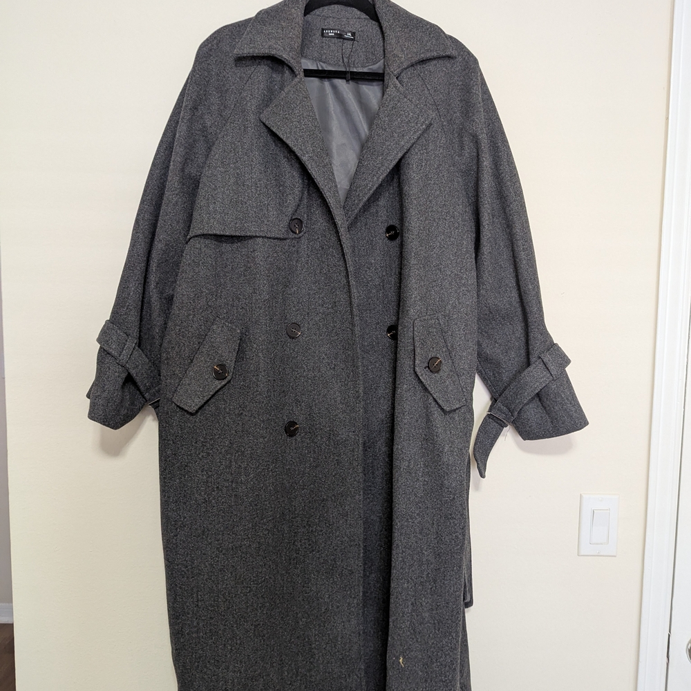 Chic Gray Double-Breasted Coat - image 2